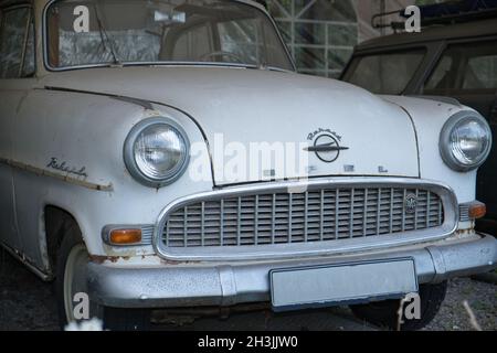 51143 KÖLN, DEUTSCHLAND - 25. Jul 2021: Vorderansicht eines Oldtimers der Marke Opel Rekord in Weiß in Köln Stockfoto