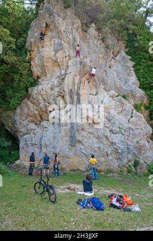 Freies Klettern auf natürlichen Klippen in der Nähe von Subiaco, Simbruini Mountains Regional Park, Latium, Italien Stockfoto