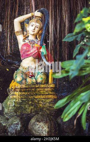 Statue des Phra Mae Thorani verdrehen ihr Haar, die buddhistische Göttin der Erde - eine Statue in einem Tempel in Pattaya Thailand Stockfoto