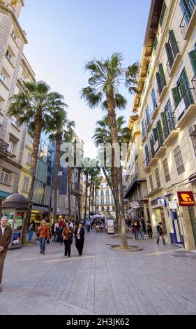 MALAGA - 12 Juni: Stadt Street View mit Café-Terrassen und Geschäften bei 12. Juni 2013 in Malaga, Spanien. Stockfoto