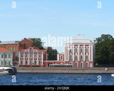 HELSINKI, FINNLAND - 27. Aug 2019: Die schönen Gebäude am Fluss in Helsinki, Finnland Stockfoto