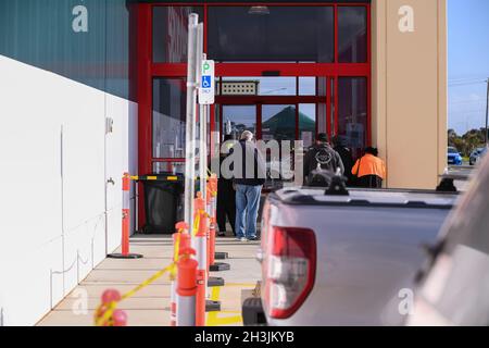 Melbourne, Australien. Okt. 2021. Eine kleine Gruppe von Einkäufern wartet bei Bunnings auf die Uhr, um Melton um 18:00 Uhr zu schlagen, da Einzelhandelsgeschäfte, Kinos und Fitnessstudios um 18:00 Uhr geöffnet werden und die nächste Phase der Lockerung der Beschränkungen für die Eröffnung in Melbourne. Quelle: Michael Currie/Speed Media/Alamy Live News Stockfoto