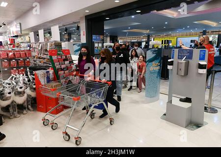 Melbourne, Australien. Okt. 2021. Einkäufer stürzen sich in den Kmart, wenn die Türen im Woodgrove Shopping Center Melton um 6 Uhr geöffnet werden, während Einzelhandelsgeschäfte, Kinos und Fitnessstudios um 18 Uhr geöffnet werden, mit der nächsten Phase der Lockerung der Beschränkungen für die Öffnung in Melbourne Credit: Michael Currie/Speed Media/Alamy Live News Stockfoto