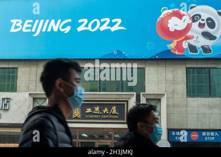 Fußgänger kommen an einem lizenzierten Warengeschäft für die Olympischen Winterspiele 2022 in Peking, China, vorbei. 29-Okt-2021 Stockfoto
