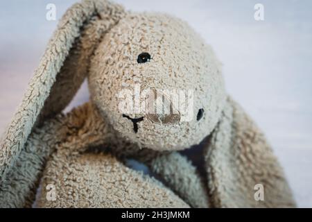 Kinderspielzeug Kaninchen mit einer reparierten Nase Stockfoto