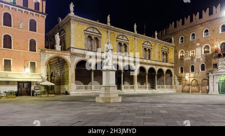 Nigtview auf die Piazza dei Signori in Verona Stockfoto