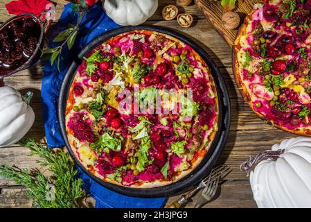 Thanksgiving Restpizza, klassische putenbrötchen oder Sandwich in Form von Pizza Stockfoto