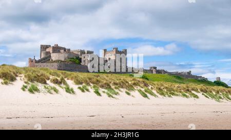 Bamburgh Castle and Beach Bamburgh Northumberland England Blick auf die Mauern von Bamburgh Castle vom Strand in Bamburgh Northumberland England GB Europa Stockfoto