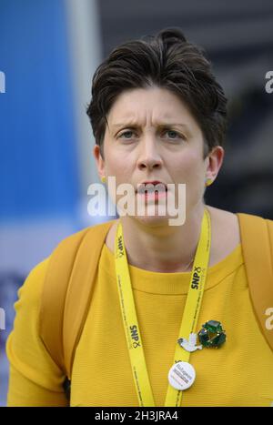 Die Abgeordnete von Alison Thewliss (SNP - Glasgow Central) zu College Green, Westminster, wird kurz nach der Rede zum Herbsthaushalt am 27. Oktober 2021 interviewt Stockfoto