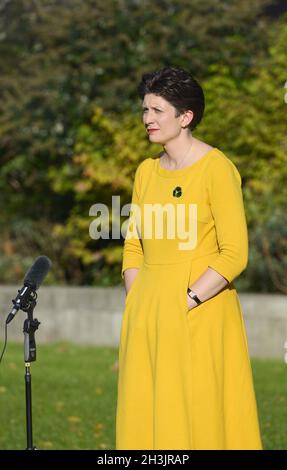 Die Abgeordnete von Alison Thewliss (SNP - Glasgow Central) zu College Green, Westminster, wird kurz nach der Rede zum Herbsthaushalt am 27. Oktober 2021 interviewt Stockfoto