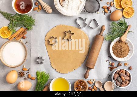 Zutaten zum Kochen Weihnachtsbacken und Lebkuchen auf grauem Hintergrund, topview. Neujahr, Feiertage Stockfoto