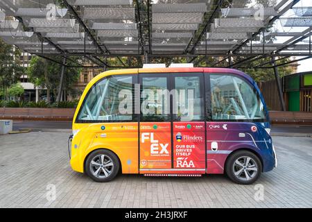 Adelaide, Südaustralien - 19. Oktober 2019: NavyEin fahrerloser EV-Shuttlebus lädt an einem Tag auf dem Victoria Square in Adelaide City Stockfoto