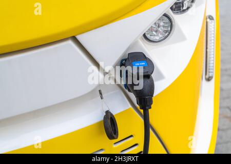 Adelaide, Südaustralien - 19. Oktober 2019: NavyEin fahrerloser EV-Shuttlebus lädt an einem Tag auf dem Victoria Square in Adelaide City Stockfoto