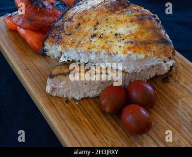 Gegrillter Schwertfisch mit Paprika und Tomaten mit Paprika und Tomaten Stockfoto