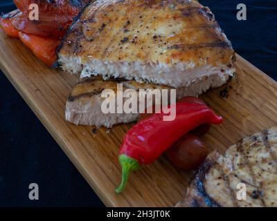 Gegrillter Schwertfisch mit Paprika und Tomaten mit Paprika und Tomaten Stockfoto