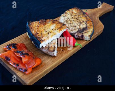 Gegrillter Schwertfisch mit Paprika und Tomaten mit Paprika und Tomaten Stockfoto