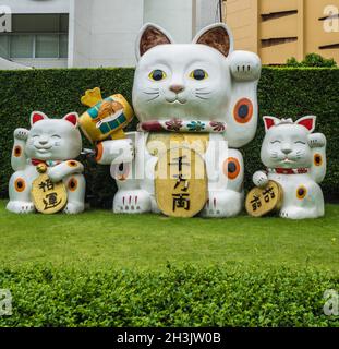 Maneki-Neko japan Glückskatze vor dem Gateway Ekamai Kaufhaus, Bangkok Stockfoto