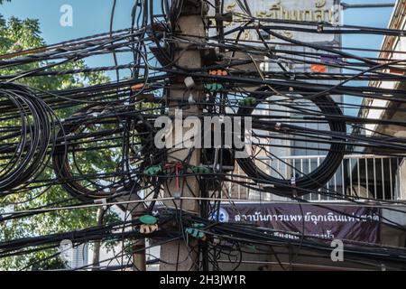 Wirren und unordentlich Elektroleitungen in die Stadt Bangkok, Thailand Stockfoto