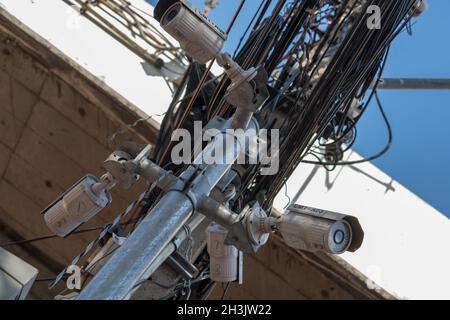 CCTV-Kamera-Sicherheit und das Chaos von Kabeln und Kabeln auf jeder Straße in Bangkok Stockfoto