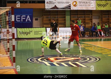 IVANO-FRANKIVSK, UKRAINE - 28. OKTOBER 2021 - Torhüter Rovshan Huseynli (L) vom MFC Araz NaxCivan versucht während der UEFA F 2021/2022 zu retten Stockfoto