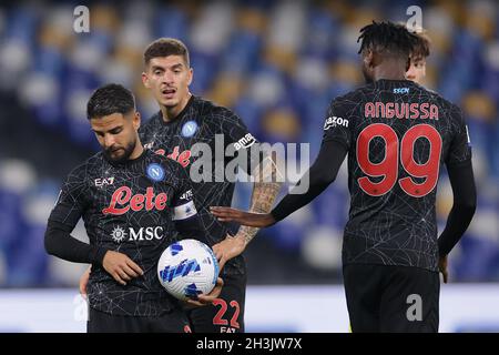 Napoli, Italien. Oktober 2021. Lorenzo Insigne von SSC Napoli und Andre Zambo Anguissa diskutieren, wer beim Fußballspiel der Serie A 2021/2022 zwischen SSC Napoli und dem FC Bologna im Diego Armando Maradona Stadium in Neapel, Italien, am 28. Oktober 2021 den Elfmeterstoß nehmen sollte. Foto Cesare Purini/Insidefoto Kredit: Insidefoto srl/Alamy Live News Stockfoto