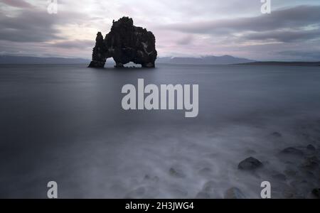 Trinken Drachen, ausgesetzt Rock in Island, Küste des Atlantischen Ozeans. Stockfoto