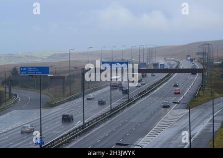 Verkehr auf der M62 in Windy Hill bei starkem Regen denshaw yorkshire vereinigtes Königreich Stockfoto