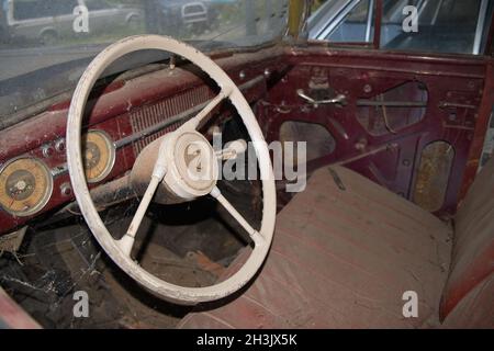 51143 KÖLN, DEUTSCHLAND - 25. Jul 2021: Eine Innenansicht von Cockpit und Lenkrad in einem alten Opel Olympia in Köln Stockfoto