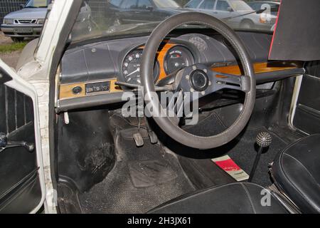 51143 KÖLN, DEUTSCHLAND - 25. Jul 2021: Innenansicht von Cockpit und Lenkrad in einem alten Fiat 850 Coupé in Köln Stockfoto
