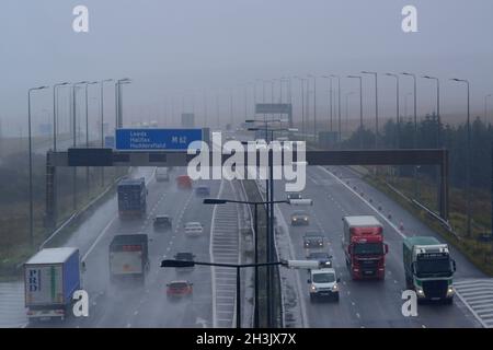 Verkehr auf der M62 in Windy Hill bei starkem Regen denshaw yorkshire vereinigtes Königreich Stockfoto