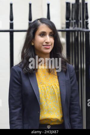 Vor der Rede von Rishi Sunak, 27. Oktober 2021, vor der Downing Street von 11, die Abgeordnete der Parlamentarischen Privatsekretärin von HM Treasury, Claire Couteinhos Stockfoto