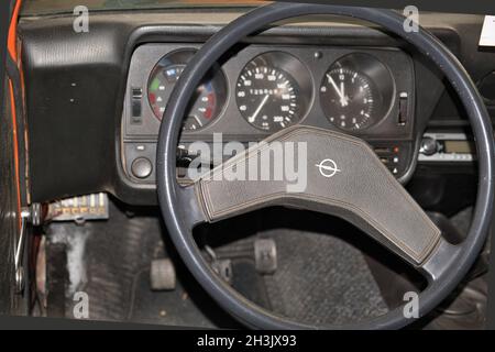 51143 KÖLN, DEUTSCHLAND - 25. Jul 2021: Eine Innenansicht von Cockpit und Lenkrad eines alten Opel Ascona in Köln Stockfoto