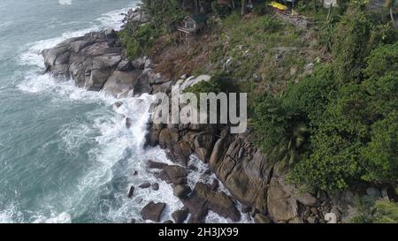 Luftaufnahme der Meereswellen, die am Strand von Phuket auf Felsen treffen Stockfoto