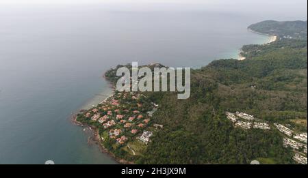Luftaufnahme des Meeres in Phuket, Küste in der Nähe von Kata Strand Stockfoto