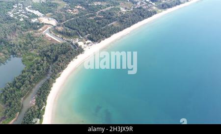 Luftaufnahme des blauen Wassers in der Nähe des Kata-Strandes in Phuket Stockfoto