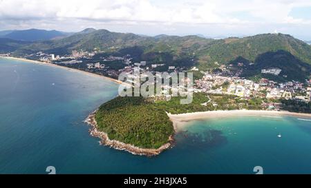 Luftaufnahme einer kleinen Insel, lange Boote auf dem Meer in der Nähe von Kata Strand in Phuket Stockfoto