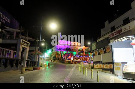 Ayia Napa, Zypern - 14 Oktober, 2021: Straße von Nachtclubs und Bars im Stadtzentrum Stockfoto