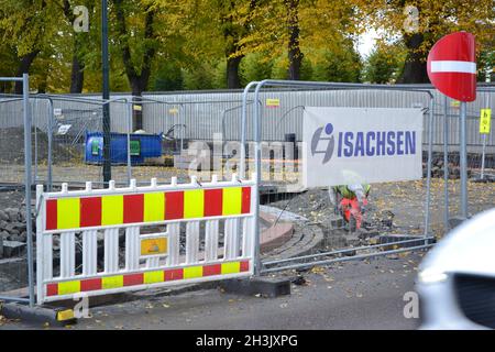 Baustelle auf einer Straße mit einem Arbeiter am Arbeitsplatz. Stockfoto