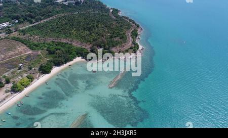 Luftdrohnenaufnahme des Meeres und der Küste des Rawai-Strandes in Phuket Stockfoto