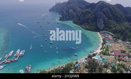 Luftdrohnenfoto vom Tonsai Pier und dem berühmten tropischen Strand und den Resorts der Insel Phi Phi Stockfoto