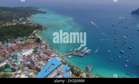 Luftdrohnenfoto vom Tonsai Pier und dem berühmten tropischen Strand und den Resorts der Insel Phi Phi Stockfoto