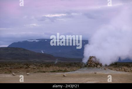 Rauchen Fumarolen in der geothermischen Bereich Hverir, Island. Stockfoto