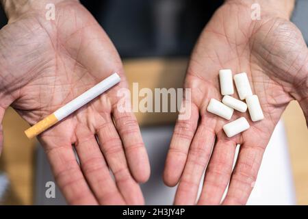 Süchtig Rauchfreies Nikotin Kauschaum. Gesunde Tabakdroge Beenden Stockfoto