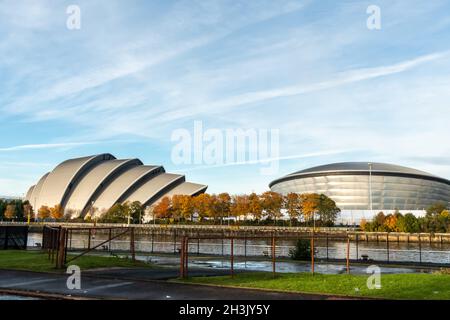 Ein Weitwinkelblick auf die Austragungsorte der SEC Armadillo und Hydro an einem sonnigen Nachmittag, an dem die UN COP26 in der Gastgeberstadt Glasgow anlaufen wird. Stockfoto