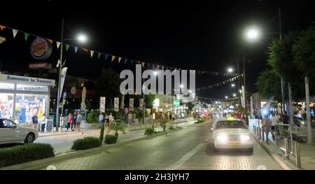 Ayia Napa, Zypern - 14. Oktober 2021: Eine der zentralen Straßen von Ayia Napa. Es sind immer viele Menschen hier. Moderne Geschäfte und das beste Restaurant Stockfoto