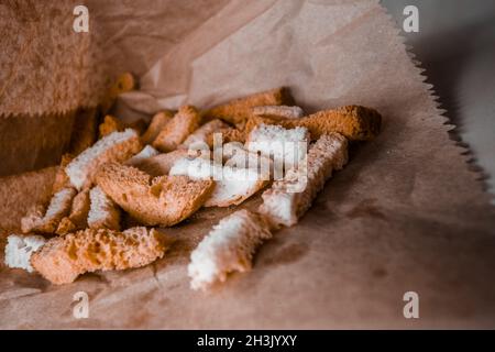 Ein Stapel lang gebratener Weißbrotcroutons liegt in Bastelpapier. Stockfoto