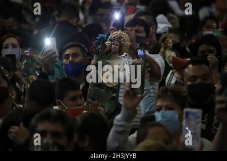 Nicht exklusiv: MEXIKO-STADT, MEXIKO - 28. OKTOBER 2021: Tausende von Gläubigen besuchen den Tempel, um die Bilder des heiligen Judas, des Apostels, zu segnen Stockfoto