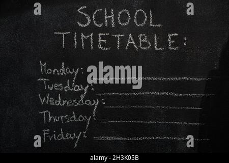 Schulkalender auf schwarzer Tafel gezeichnet Stockfoto
