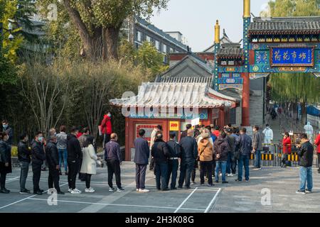 Die Bewohner stellen sich auf, um an einer Impfstelle in Peking, China, Auffrischungsimpfungen gegen COVID-19 zu erhalten. 29-Okt-2021 Stockfoto