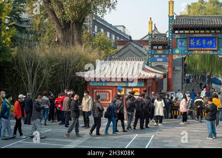 Die Bewohner stellen sich auf, um an einer Impfstelle in Peking, China, Auffrischungsimpfungen gegen COVID-19 zu erhalten. 29-Okt-2021 Stockfoto